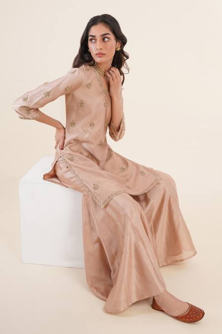 Rashi Jain_Beige Organza, Chanderi Floral Motifs Leaf Neck Kurta Sharara Set _Online_at_Aza_Fashions