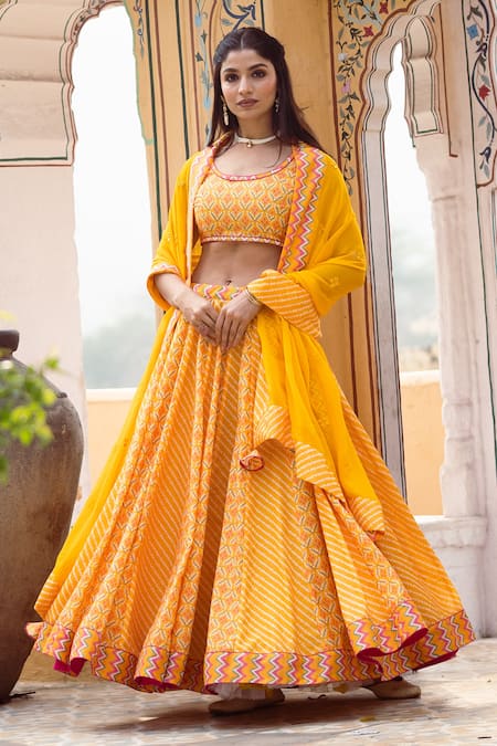 This Bride Wore A Dazzling Sabyasachi Orange Lehenga On Her Wedding With  Contrasting Jewellery