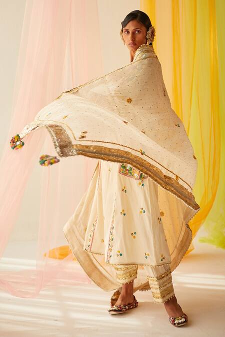 Priyanka Singh White Cotton, Mul Silk Mukaish , Sequins, Zardozi V Neck Kurta Set Online at Aza Fashions Priyanka Singh_White Cotton, Mul Silk Mukaish , Sequins, Zardozi V Neck Kurta Set _Online_at_Aza_Fashions