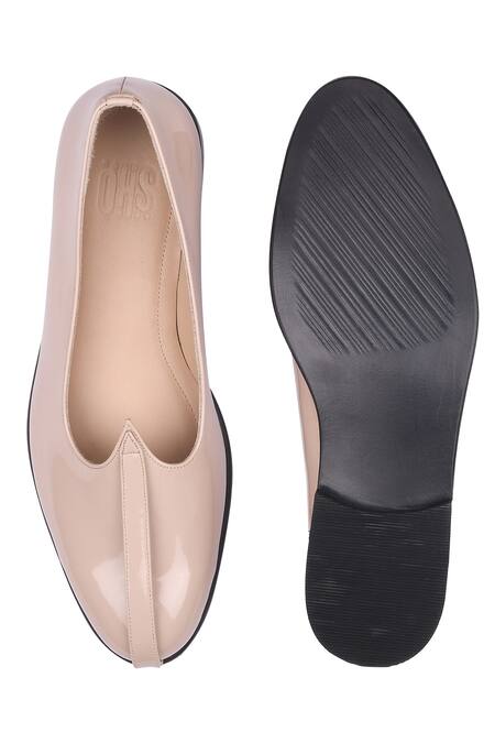 Sko Beige Patent Leather Mojaris Online at Aza Fashions Sko_Beige Patent Leather Mojaris_Online_at_Aza_Fashions