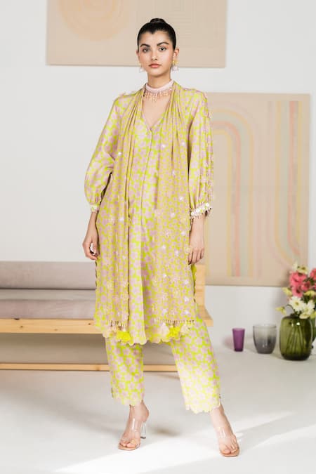 Madzin_Green Kurta Pant Floral Print, 3d Applique V Neck And Set _Online_at_Aza_Fashions