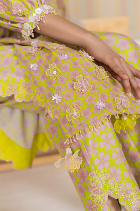 Madzin_Green Kurta Pant Floral Print, 3d Applique V Neck And Set _at_Aza_Fashions