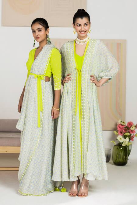 Madzin Blue Organza Blouse Stretch Georgette, Saree Chiffon Floral Pre-draped With Online at Aza Fashions Madzin_Blue Organza Blouse Stretch Georgette, Saree Chiffon Floral Pre-draped With _Online_at_Aza_Fashions