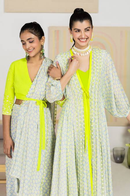 Madzin Blue Organza Blouse Stretch Georgette, Saree Chiffon Floral Pre-draped With at Aza Fashions Madzin_Blue Organza Blouse Stretch Georgette, Saree Chiffon Floral Pre-draped With _at_Aza_Fashions