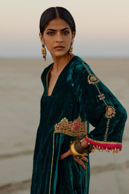 Shop Rajiramniq Green Silk Velvet Thread Work Blunt V Neck Embroidered Kurta And Pant Set at Aza Fashions Shop_Rajiramniq_Green Silk Velvet Thread Work Blunt V Neck Embroidered Kurta And Pant Set _at_Aza_Fashions