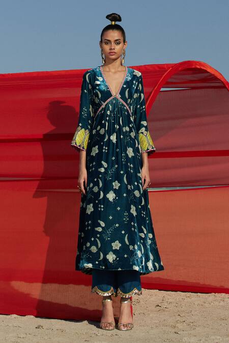 Rajiramniq_Blue Silk Velvet Floral, Thread Work V Neck Printed Kurta And Palazzo Set _Online_at_Aza_Fashions