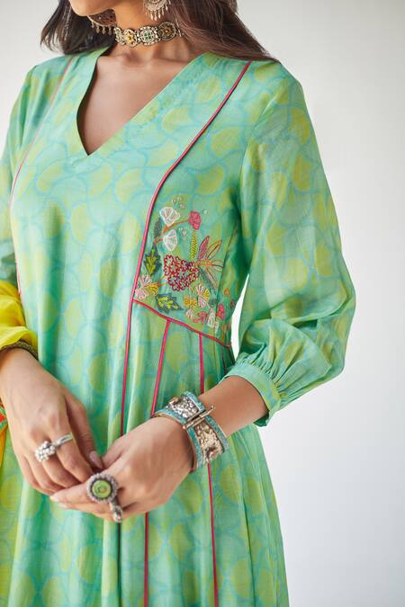 Shop Rajiramniq Green Cotton Silk, Kota, Modal Thread Work, Shell Print V Puff Sleeve Kurta Set Online at Aza Fashions Shop_Rajiramniq_Green Cotton Silk, Kota, Modal Thread Work, Shell Print V Puff Sleeve Kurta Set _Online_at_Aza_Fashions