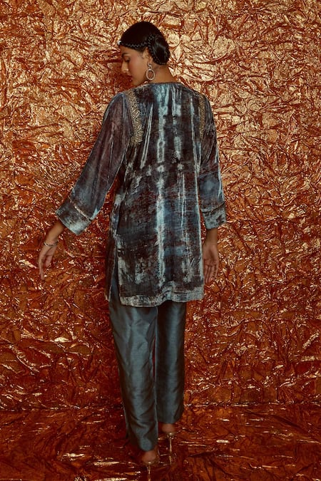 Nirmooha Velvet Kurta & Pant Set 