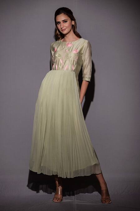 Buy_Vara By Vibha N Priti_Green Chiffon, Chanderi Silk Thread Work Round Floral Hand Embroidered Kurta _Online_at_Aza_Fashions