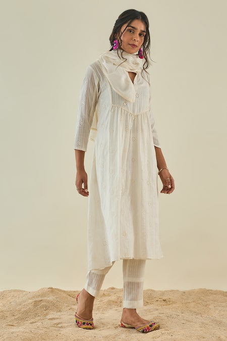 Lahario Floral Embroidered Kurta Set 