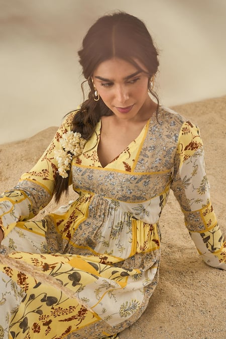 Buy_LAHARIO_White Cotton Floral Motifs V Neck Print Kurta Set _Online_at_Aza_Fashions