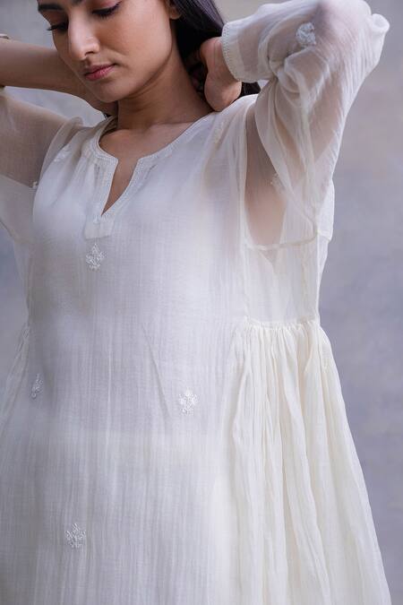 Buy_Chandbari_White Chanderi And Cotton Thread Notched Kurta & Pant Set_Online_at_Aza_Fashions