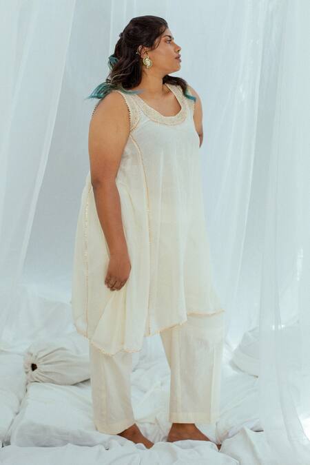 Latha Puttanna White Hand Woven Cotton Floral Motifs U Neck Dipa Tunic Online at Aza Fashions Latha Puttanna_White Hand Woven Cotton Floral Motifs U Neck Dipa Tunic _Online_at_Aza_Fashions