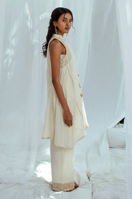 Latha Puttanna White Hand Woven Cotton Floral Motifs Mandarin Collar Jivika Tunic Online at Aza Fashions Latha Puttanna_White Hand Woven Cotton Floral Motifs Mandarin Collar Jivika Tunic _Online_at_Aza_Fashions