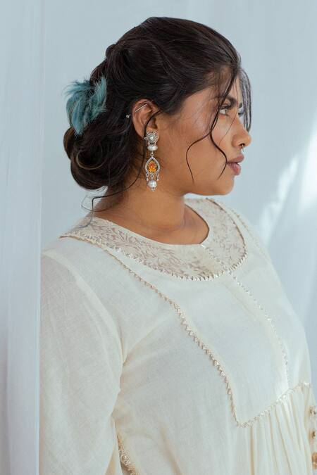 Latha Puttanna White Hand Woven Cotton Floral Motifs Round Kansa Tunic at Aza Fashions Latha Puttanna_White Hand Woven Cotton Floral Motifs Round Kansa Tunic _at_Aza_Fashions