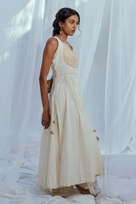 Latha Puttanna White Hand Woven Cotton Floral Motifs Jaya Tunic Online at Aza Fashions Latha Puttanna_White Hand Woven Cotton Floral Motifs Jaya Tunic _Online_at_Aza_Fashions