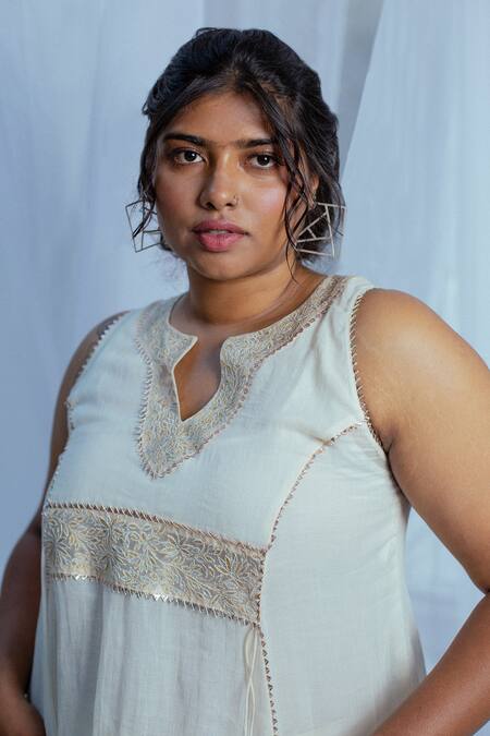 Buy Latha Puttanna White Hand Woven Cotton Floral Motifs Notched Sajni Tunic Online at Aza Fashions Buy_Latha Puttanna_White Hand Woven Cotton Floral Motifs Notched Sajni Tunic _Online_at_Aza_Fashions