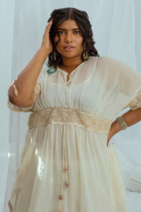 Buy Latha Puttanna White Hand Woven Cotton Notched Satvi Kaftan Online at Aza Fashions Buy_Latha Puttanna_White Hand Woven Cotton Notched Satvi Kaftan _Online_at_Aza_Fashions