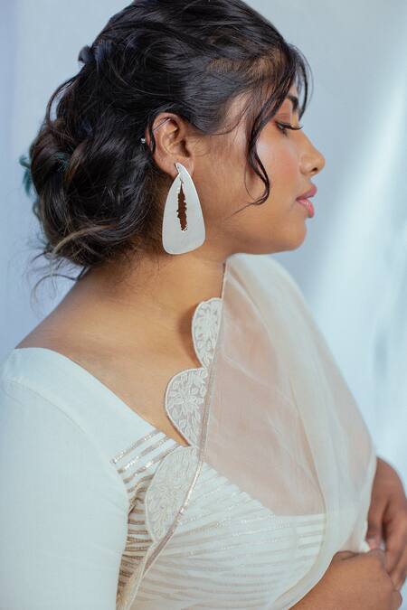 LATHA PUTTANNA White Silk Organza Floral Motifs Wamika Saree at Aza Fashions LATHA PUTTANNA_White Silk Organza Floral Motifs Wamika Saree_at_Aza_Fashions