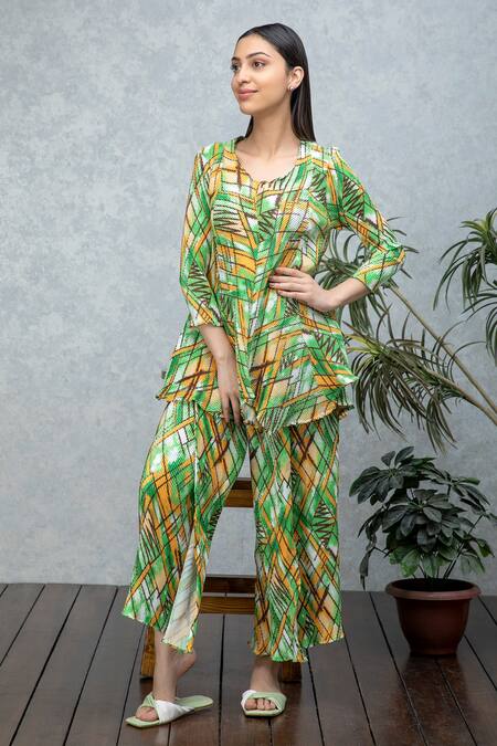 Rhe-Ana Green Pleated Abstract Print Round Rebecca Top Online at Aza Fashions Rhe-Ana_Green Pleated Abstract Print Round Rebecca Top _Online_at_Aza_Fashions