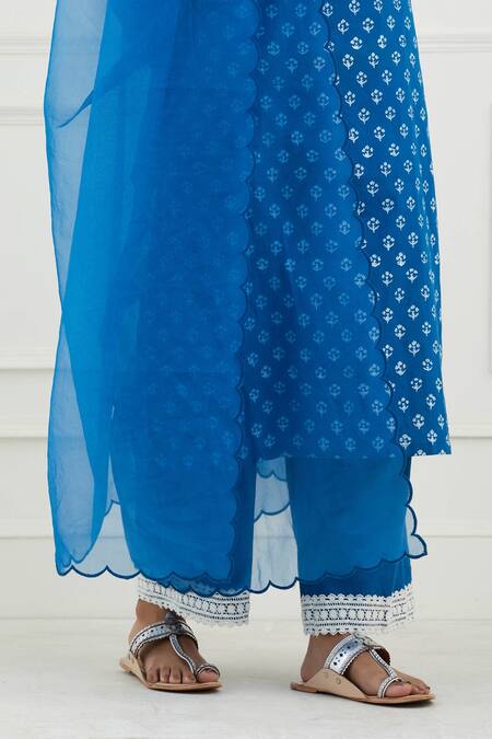 Tashee_Blue Cotton Floral V Neck Print Kurta Set _at_Aza_Fashions