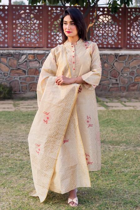 Missprint_Gold Chanderi Embroidered Gota Work Mandarin Collar Printed Kurta Pant Set_Online_at_Aza_Fashions