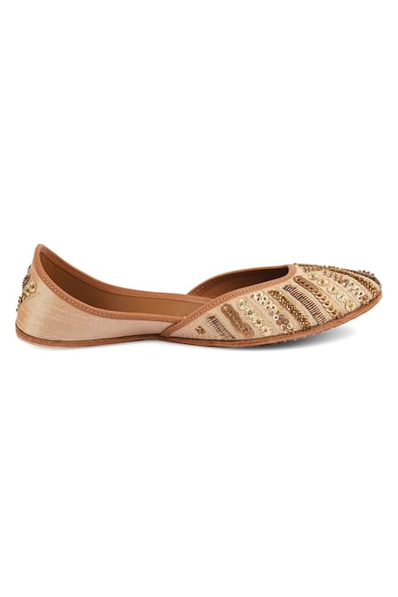 Jutti Express_Gold Embroidery Glorious Juttis _Online_at_Aza_Fashions