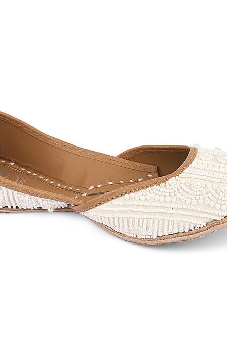 Buy Jutti Express White Embroidered Pearl Juttis Buy_Jutti Express_White Embroidered Pearl Juttis