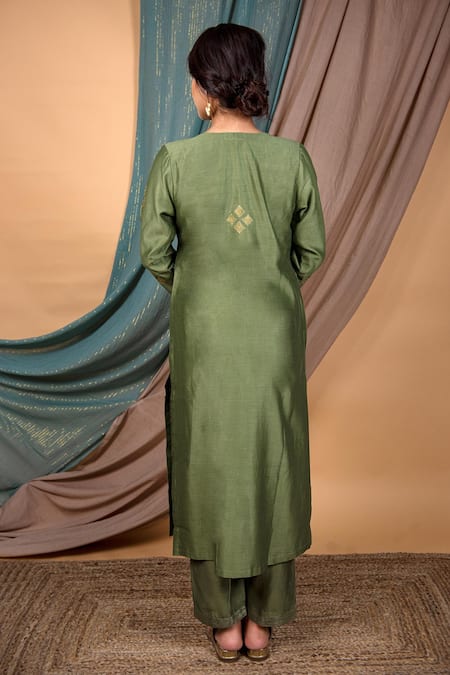 Shop Priya Chaudhary Green Chanderi Silk, Tissue Organza Geometric Notched Kurta And Pant Set at Aza Fashions Shop_Priya Chaudhary_Green Chanderi Silk, Tissue Organza Geometric Notched Kurta And Pant Set _at_Aza_Fashions