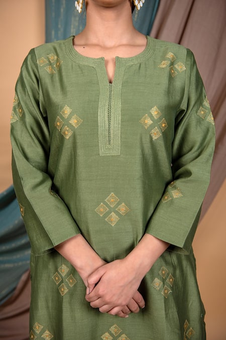 Priya Chaudhary Green Chanderi Silk, Tissue Organza Geometric Notched Kurta And Pant Set Online at Aza Fashions Priya Chaudhary_Green Chanderi Silk, Tissue Organza Geometric Notched Kurta And Pant Set _Online_at_Aza_Fashions