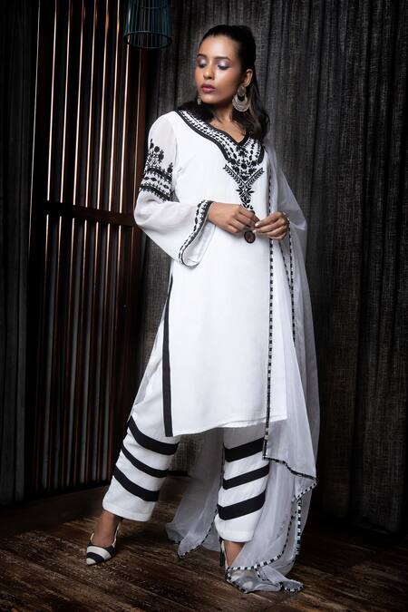 The Royaleum White Organza, Georgette Floral, Mirror Work V Neck Embroidered Kurta Set Online at Aza Fashions The Royaleum_White Organza, Georgette Floral, Mirror Work V Neck Embroidered Kurta Set_Online_at_Aza_Fashions