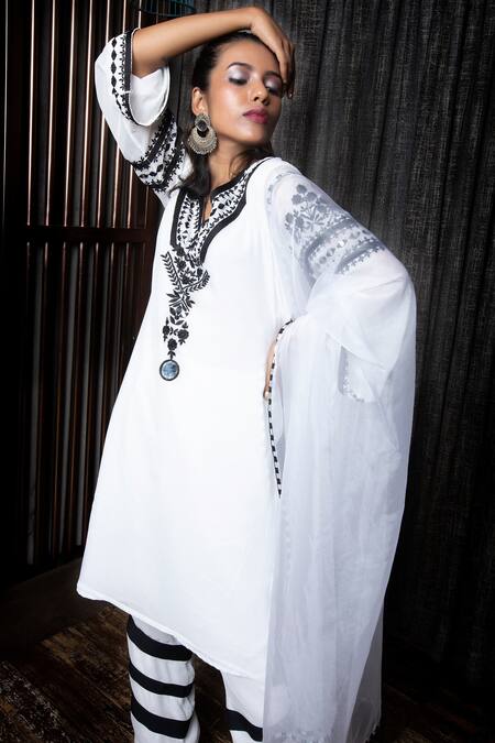 Buy The Royaleum White Organza, Georgette Floral, Mirror Work V Neck Embroidered Kurta Set Online at Aza Fashions Buy_The Royaleum_White Organza, Georgette Floral, Mirror Work V Neck Embroidered Kurta Set_Online_at_Aza_Fashions