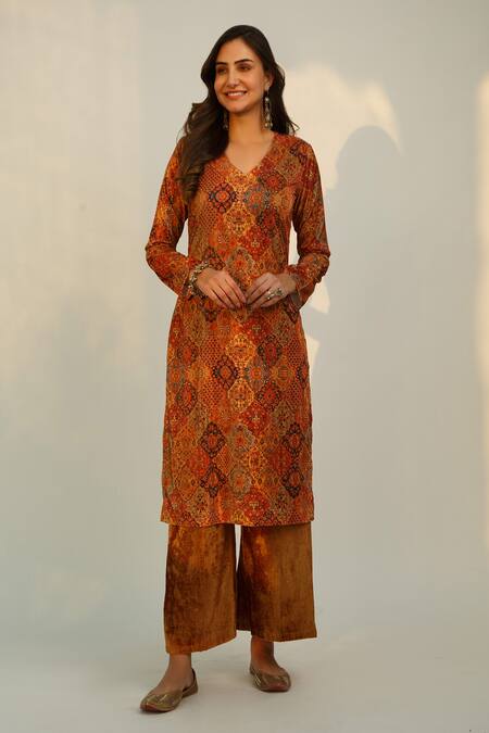 Roze Orange Velvet Cutdana Work, Floral Print V Neck Shiza Kurta Online at Aza Fashions Roze_Orange Velvet Cutdana Work, Floral Print V Neck Shiza Kurta _Online_at_Aza_Fashions
