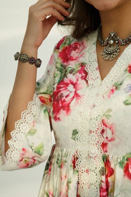 Shop_Roze_White Velvet Floral Print, Lace Work V Neck Leah Kurta And Pant Set_Online_at_Aza_Fashions