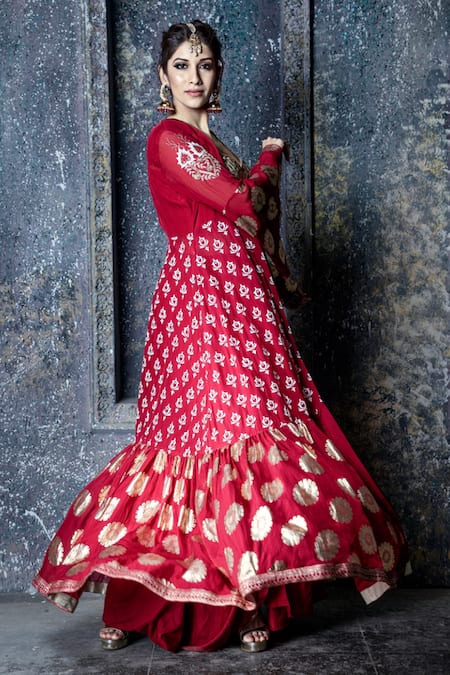 Shop Aaryaa By Kashveen Kohli Red Cape Organza And Crop Top Net, Skirt Muslin Slub Foil Jacket Lehenga Set at Aza Fashions Shop_Aaryaa By Kashveen Kohli_Red Cape Organza And Crop Top Net, Skirt Muslin Slub Foil Jacket Lehenga Set _at_Aza_Fashions