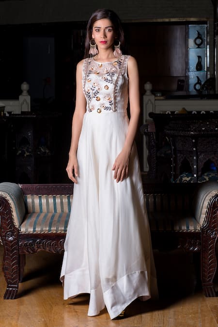 Shop Aaryaa By Kashveen Kohli White Organza Round Floral Embroidered Anarkali With Dupatta at Aza Fashions Shop_Aaryaa By Kashveen Kohli_White Organza Round Floral Embroidered Anarkali With Dupatta _at_Aza_Fashions