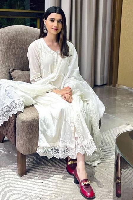 Roze_White 100% Cotton Floral V Neck Mahajabeen Embroidered Kurta _Online_at_Aza_Fashions