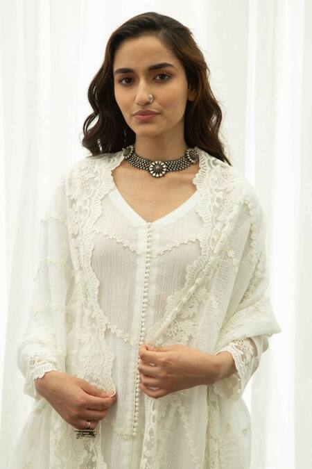 Roze_White 100% Cotton Floral V Neck Mahajabeen Embroidered Kurta _at_Aza_Fashions