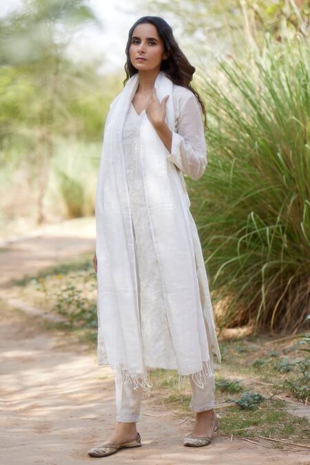 Apeksha Jain Label White Chanderi, Linen, Bamboo Cotton Floral V Neck Kurta Set Online at Aza Fashions Apeksha Jain Label_White Chanderi, Linen, Bamboo Cotton Floral V Neck Kurta Set_Online_at_Aza_Fashions