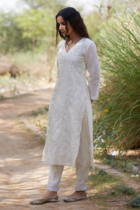 Shop Apeksha Jain Label White Chanderi, Linen, Bamboo Cotton Floral V Neck Kurta Set Online at Aza Fashions Shop_Apeksha Jain Label_White Chanderi, Linen, Bamboo Cotton Floral V Neck Kurta Set_Online_at_Aza_Fashions