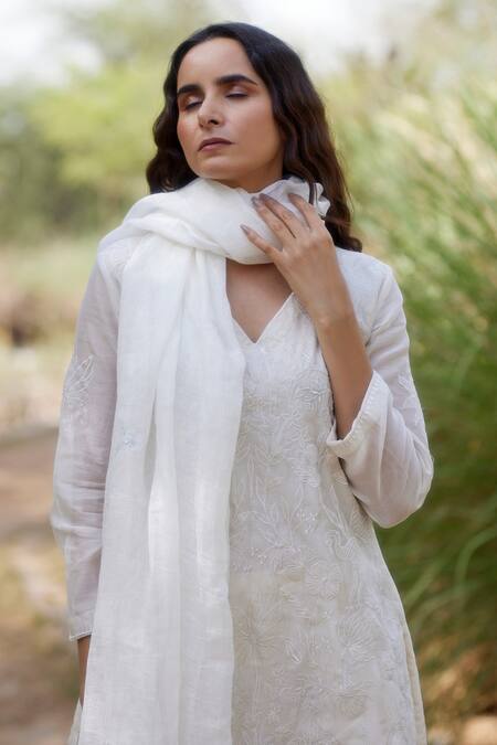 Apeksha Jain Label White Chanderi, Linen, Bamboo Cotton Floral V Neck Kurta Set at Aza Fashions Apeksha Jain Label_White Chanderi, Linen, Bamboo Cotton Floral V Neck Kurta Set_at_Aza_Fashions