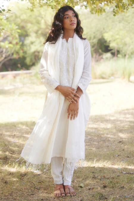 Apeksha Jain Label_White Chanderi, Linen Floral Notched Kurta Set_Online_at_Aza_Fashions