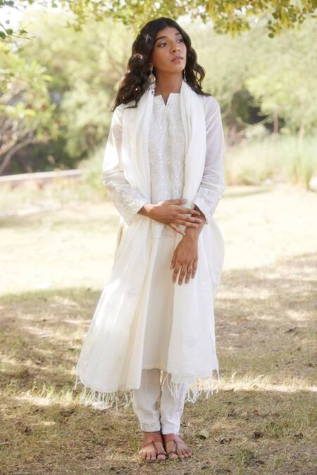 Buy_Apeksha Jain Label_White Chanderi, Linen Floral Notched Kurta Set_Online_at_Aza_Fashions
