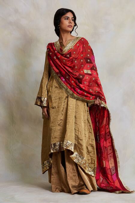 Priyanka Raajiv Red Silk, Satin, Brocades, Upcycled Fabric- Chikankari Bead Gulshan Dupatta Online at Aza Fashions Priyanka Raajiv_Red Silk, Satin, Brocades, Upcycled Fabric- Chikankari Bead Gulshan Dupatta _Online_at_Aza_Fashions