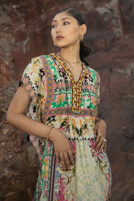 Buy Bhanuni By Jyoti Green Viscose Floral, Geometric V Neck Rosetta Printed Kaftan Online at Aza Fashions Buy_Bhanuni By Jyoti_Green Viscose Floral, Geometric V Neck Rosetta Printed Kaftan _Online_at_Aza_Fashions