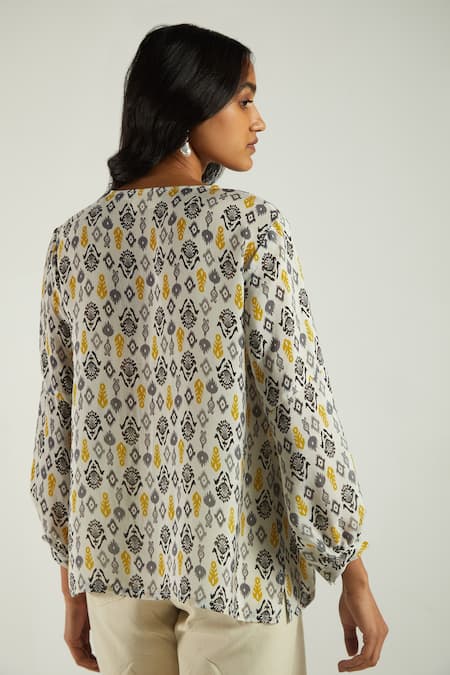 Shop Reistor White 100% Crepe Ikat Notched Garden Top at Aza Fashions Shop_Reistor_White 100% Crepe Ikat Notched Garden Top _at_Aza_Fashions