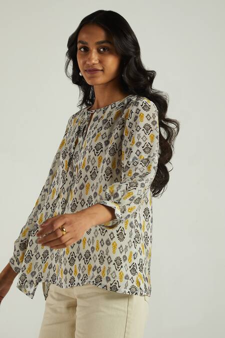 Buy Reistor White 100% Crepe Ikat Notched Garden Top Online at Aza Fashions Buy_Reistor_White 100% Crepe Ikat Notched Garden Top _Online_at_Aza_Fashions