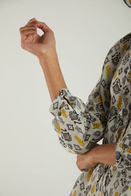 Shop Reistor White 100% Crepe Ikat Notched Garden Top Online at Aza Fashions Shop_Reistor_White 100% Crepe Ikat Notched Garden Top _Online_at_Aza_Fashions