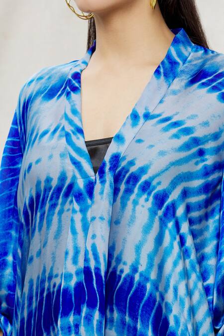 Kommal Sood Blue Satin Tie And Dye V Neck Asymmetric Tunic at Aza Fashions Kommal Sood_Blue Satin Tie And Dye V Neck Asymmetric Tunic _at_Aza_Fashions