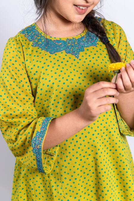 BOTEH Green Cotton, Chanderi Silk Embroidery, Lace Bandhani Print Kurta Set Online at Aza Fashions BOTEH_Green Cotton, Chanderi Silk Embroidery, Lace Bandhani Print Kurta Set _Online_at_Aza_Fashions